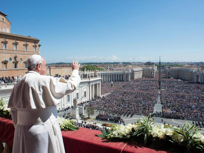 Vor zehntausenden Gläubigen spricht Papst Franziskus den Segen Urbi et Orbi. Foto: Ho