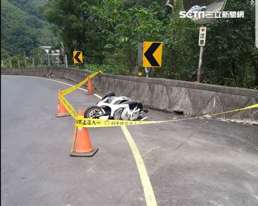 警方封鎖現場展開調查，釐清確切車禍事故原因。（圖／翻攝畫面）