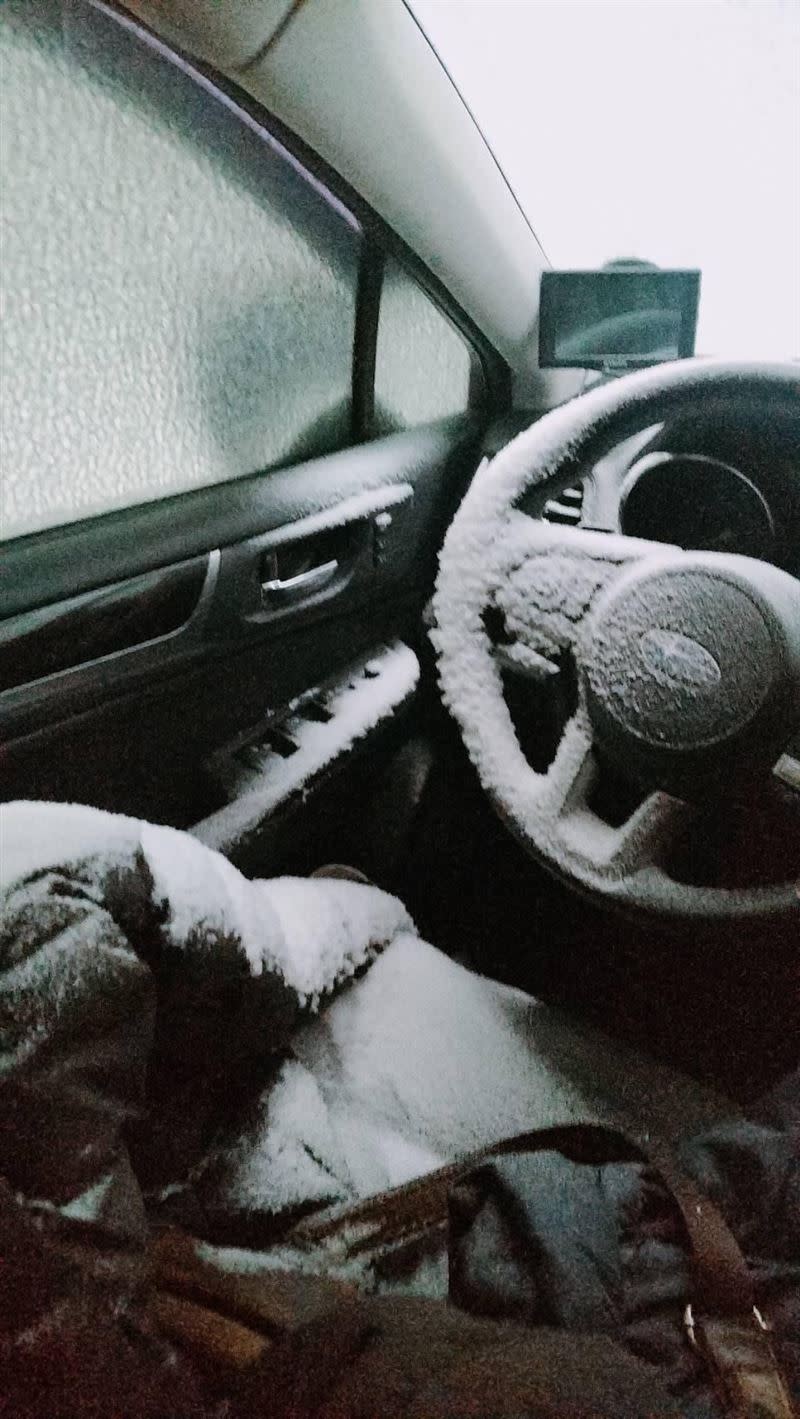 睡在車上怕悶窗戶僅開手指頭大小的縫隙，沒想到整個雪灌進來。（圖／翻攝臉書社團）