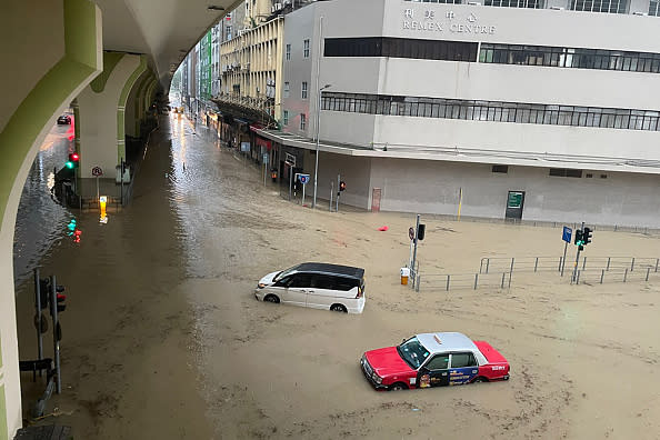 黑雨丨黑色暴雨、極端情況返工安排 在家工作都有假放？「極端情況」取消後幾點要返工？(圖：LIBBY HOGAN/AFP via Getty Images)