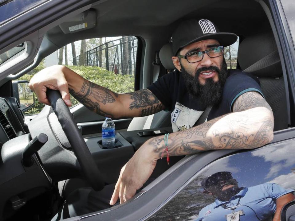 大聯盟春訓喊停，雙城隊投手羅莫(Sergio Romo)開車回家。（美聯社資料照）