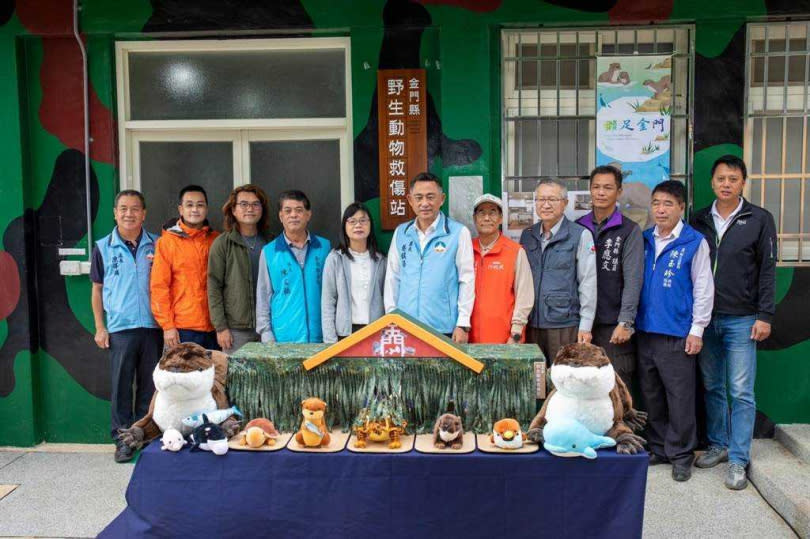 金門縣今日成立離島首座野生動物救傷站，由縣長楊鎮浯揭牌主持，期盼這座海島的生命可以獲得更完善照顧。（圖／金門縣府提供）