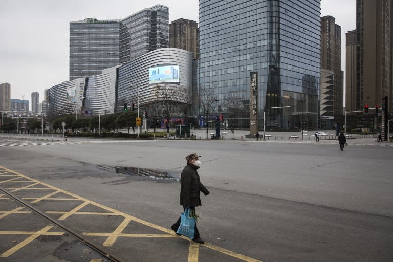 Un transeúnte en una calle de Wuhan