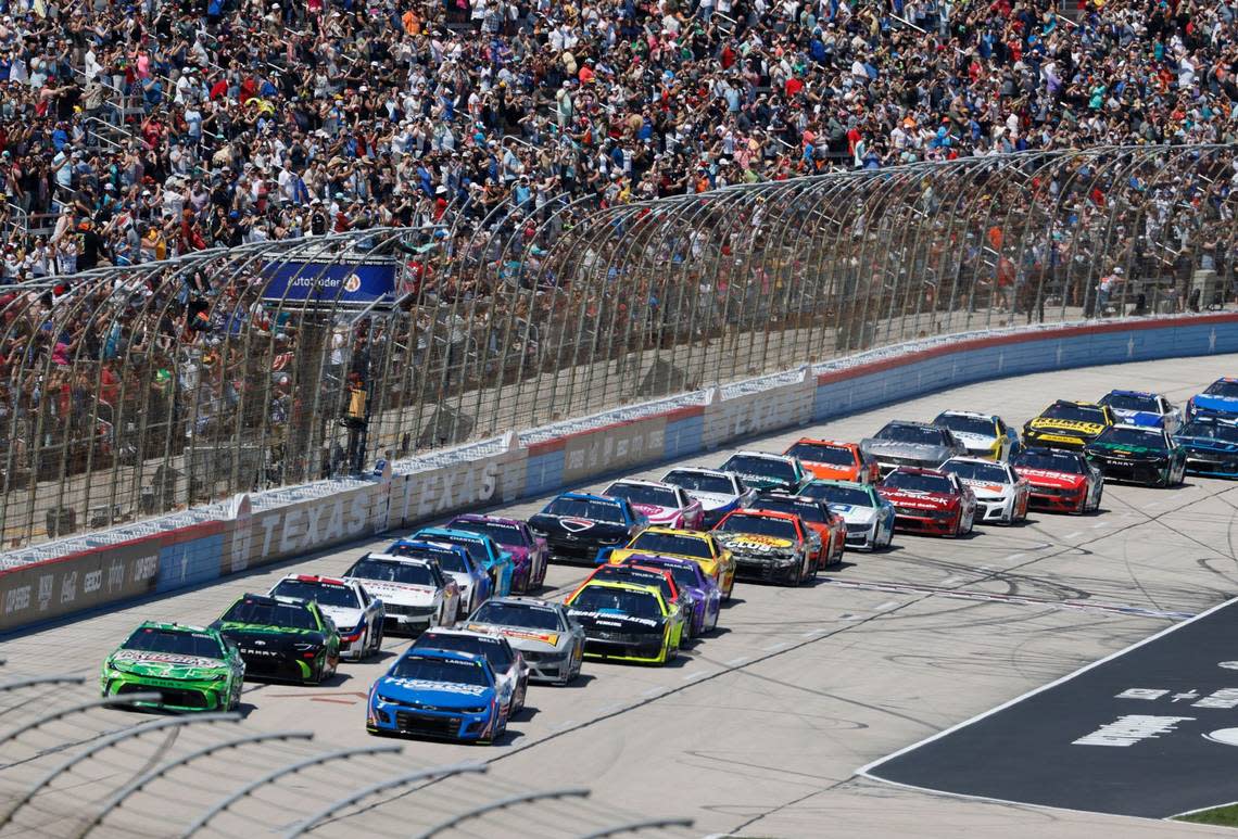 Drivers take the green flag for the start of the Auto Trader Echo Park 400 at Texas Motor Speedway in Fort Worth, Texas, April 14, 2024. Kyle Larson won stage 1. (Special to the Star-Telegram/Bob Booth) Bob Booth/(Special to the Star-Telegram)
