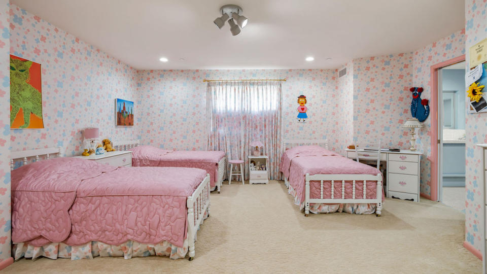 The Brady Bunch Girls' Room