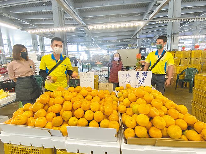 台南市新化果菜市場試營運3個月以來，吸客逾40萬人次，攤商業績平均成長約3成。（曹婷婷攝）