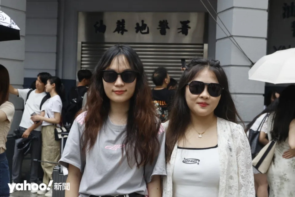 趙小姐（左）與施小姐第一次來港，跟著攻略來到油麻地舊警署打卡，她們覺得香港的街景很吸引。
