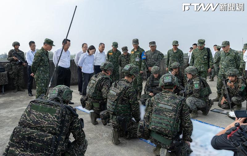 兩岸關係緊張，「主戰部隊」主要由志願役軍人擔任，負責保衛領土、領海、領空安全的任務。（圖／總統府）