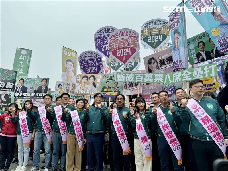 今日中選會舉辦立委候選人抽籤，陳其邁帶領高雄候選人們抽號碼牌。（圖／翻攝畫面）