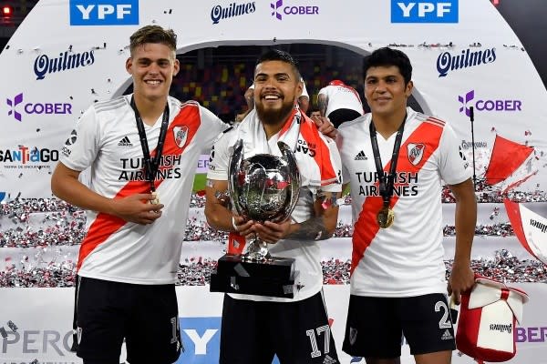 Paulo Díaz levantando el trofeo de la Supercopa Argentina junto a Girotti y Rojas (GettyImages)