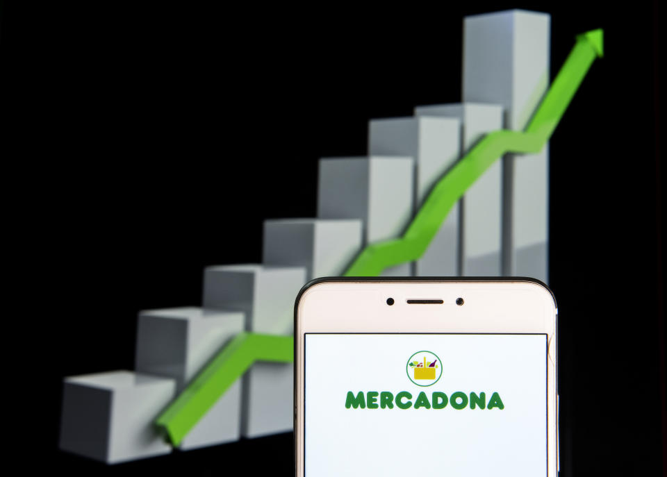 HONG KONG - 2019/02/10:  In this photo illustration, the Spanish family-owned supermarket chain Mercadona logo is seen displayed on an Android mobile device with an ascent growth chart in the background. (Photo Illustration by Miguel Candela/SOPA Images/LightRocket via Getty Images)