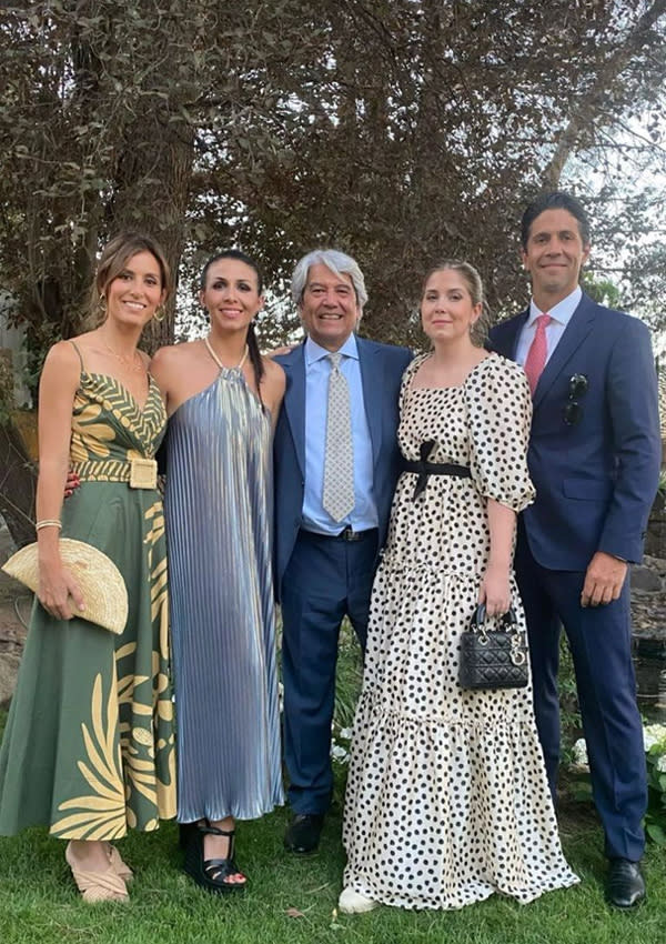 Ana Boyer, invitada perfecta con un vestido sostenible de estampado tropical