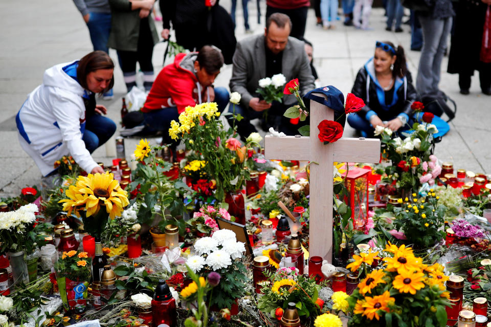 <p>People place flowers at a makeshift memorial in the crime scene where a German man was stabbed in Chemnitz, Germany, Sept. 1, 2018. (Photo: Hannibal Hanschke/Reuters) </p>