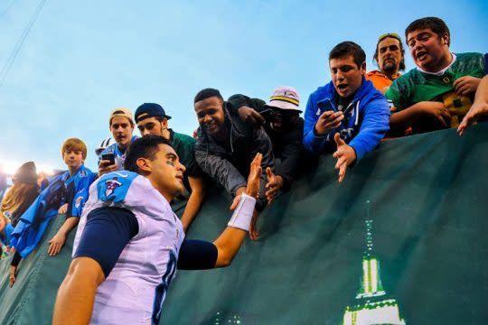 Marcus Mariota mingles with fans. (Getty Images)