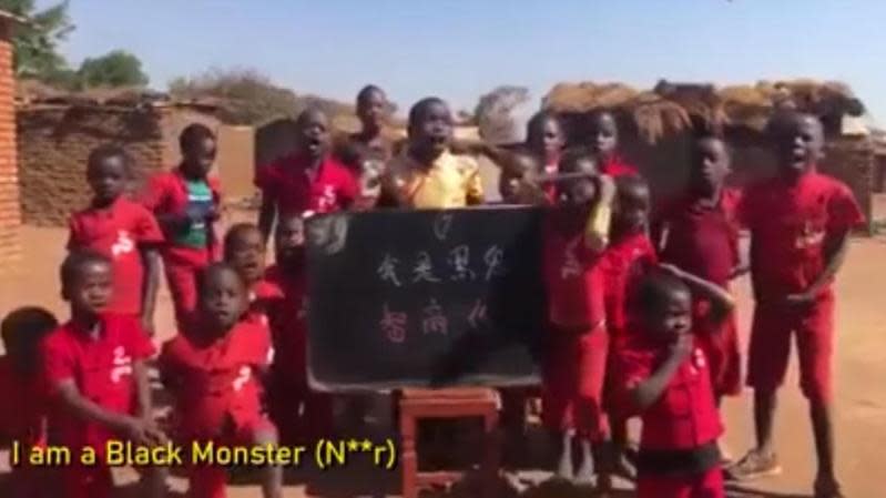 2020年，網路上流傳一段由非洲男童拍攝的影片，內容竟是要他們高喊「我是黑鬼，智商低！」引發議論。（翻攝自YouTube）