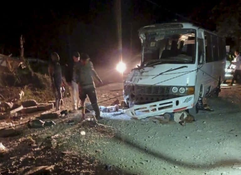 Esta foto publicada por los Bomberos de Panamá Chiriquí muestra las secuelas de un autobús que transportaba personas migrantes se estrelló en Gualaca, Panamá, el 15 de febrero de 2023