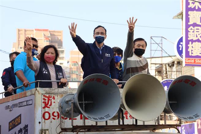 國民黨主席朱立倫在嘉義縣的公投掃街宣傳，由國民黨立委翁重鈞、議員詹黃素蓮陪同。（呂妍庭攝）