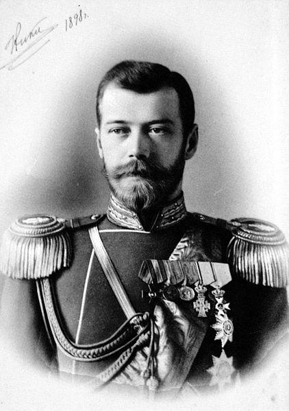 <b>Platz 5: Nikolai Alexandrovich Romanov </b> <br> <br> Nikolai Alexandrovich Romanov regierte Russland von 1894 bis 1917 und konnte vor seiner Ermordung durch bolschewistische Aufständische 300 Milliarden Dollar sein Eigen nennen. Neben dem 5. Platz der reichsten Menschen aller Zeiten wird ihm aber noch ein zweiter Titel zu Teil: Nachdem ihn die russisch-orthodoxe Kirche heilig gesprochen hat, gilt er seither als ihr reichster Heiliger.