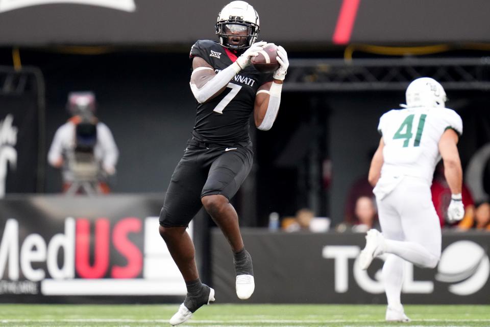 Ciincinnati Bearcats tight end Chamon Metayer (7) catches a pass over the middle of the field in the third quarter during a college football game between the Baylor Bears and the Cincinnati Bearcats, Saturday, Oct. 21, 2023, at Nippert Stadium in Cincinnati.