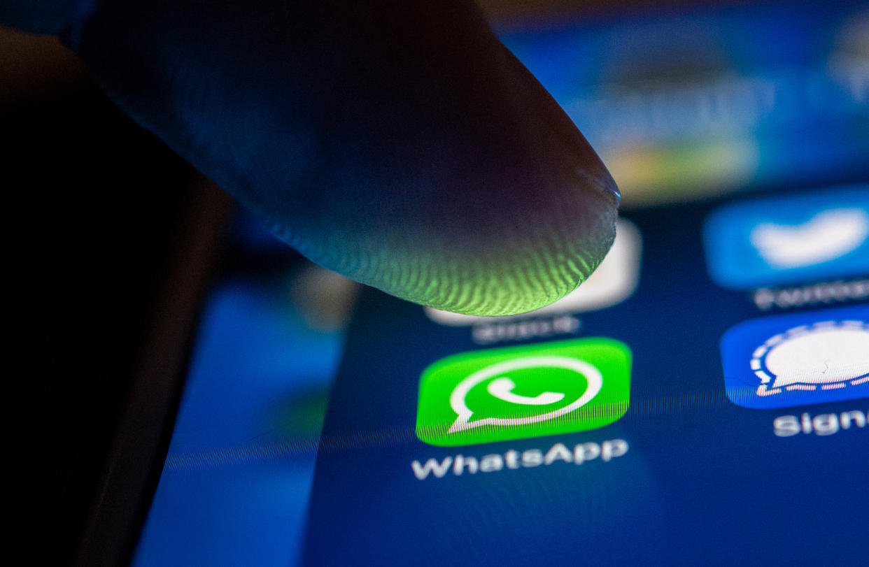 Ein Finger berührt das WhatsApp-Logo auf einem Smartphone. (Bild: Zacharie Scheurer/dpa)