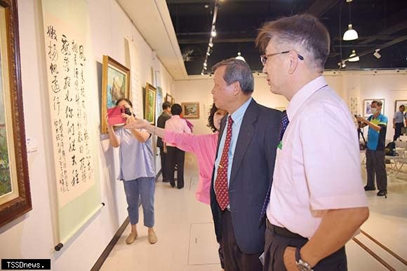 南投縣校長美術聯展，副縣長王瑞德出席開幕並逐一作品觀賞。(記者蔡榮宗攝)