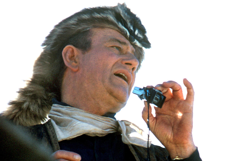 El actor americano John Wayne (1907 - 1979) caracterizado como el coronel Davy Crockett mientras dirigía la película 'El Álamo' en Brackettville, Texas, 1960. (Foto: Tom Nebbia/Corbis via Getty Images)