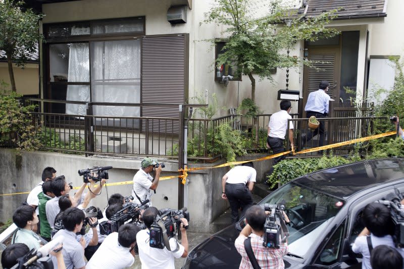 警方進入「津久井山百合園」屠殺案兇嫌植松聖的住處時，日本媒體在門外拍攝。（美聯社）