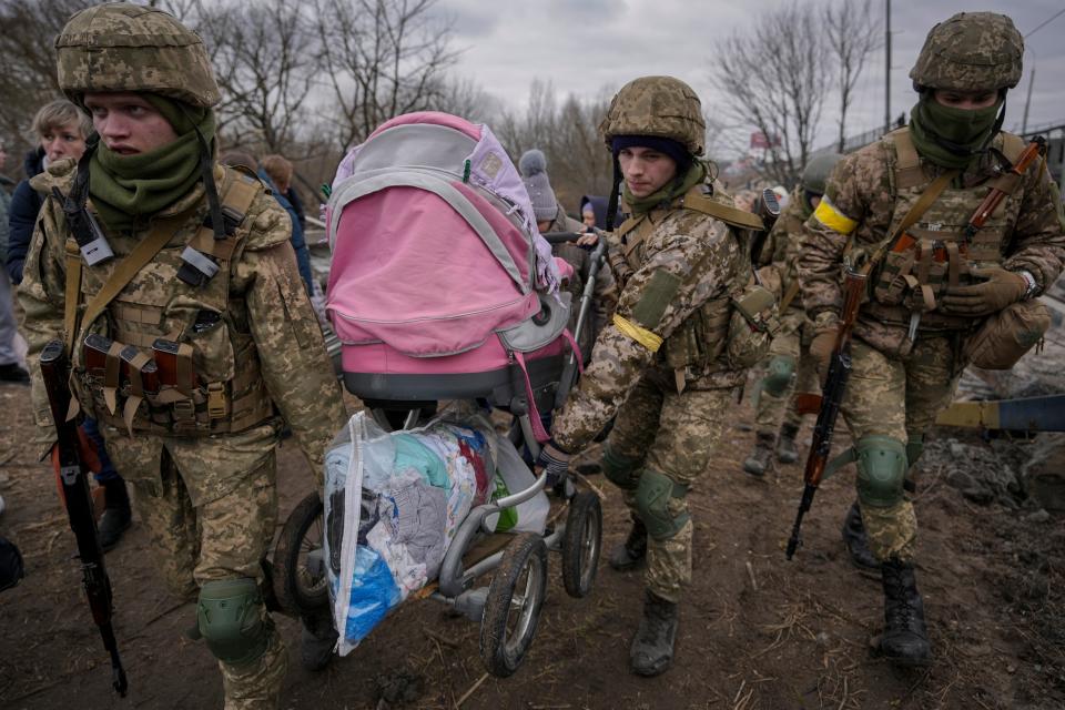 Загнали под. Украинские солдаты воюют.