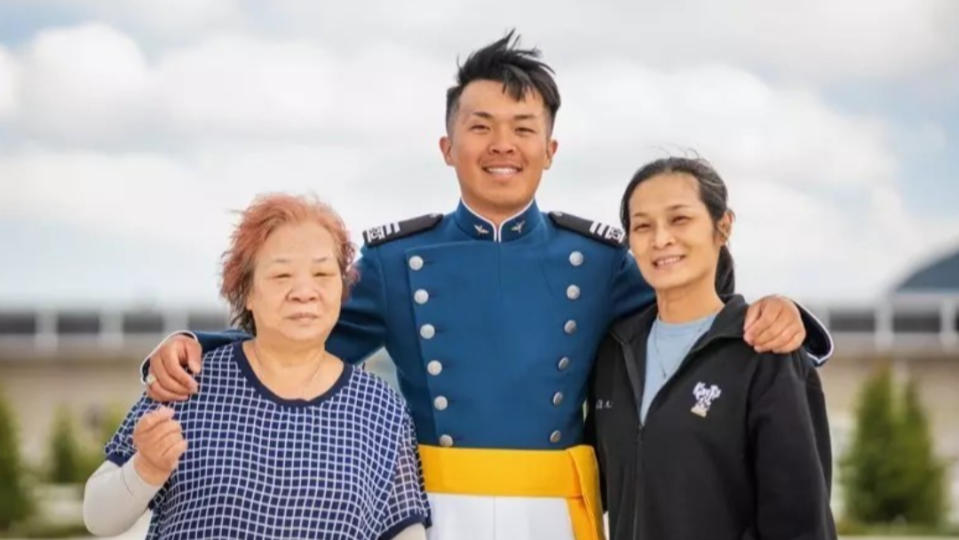 美國空軍官校中華民國籍的畢業生徐皓明，與外祖母與母親合影。王立楨提供。 