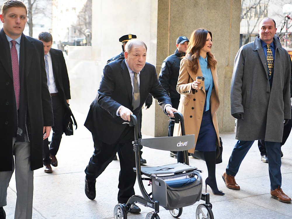 Januar 2020 in New York: Harvey Weinstein (m.) auf dem Weg ins Gericht. (Bild: ddp images)