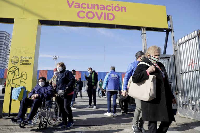 La señora había acudido al vacunatorio instalado en el Club San Lorenzo el viernes pasado y se había descompensado; aunque la investigación sigue abierta, el resultado de la autopsia indica que la señora murió por una cardiopatía isquémica crónica, congestión y edema pulmonar