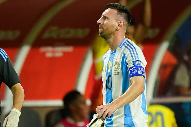 Messi salió lesionado en el segundo tiempo contra Colombia