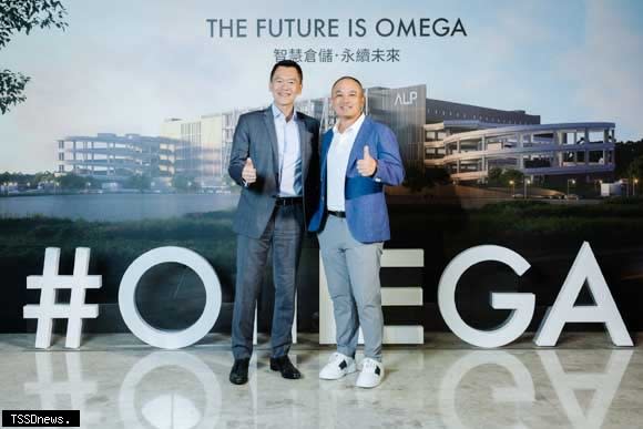 永聯物流開發執行長張建泰（右）與台灣微軟總經理卞志祥（左）合影。