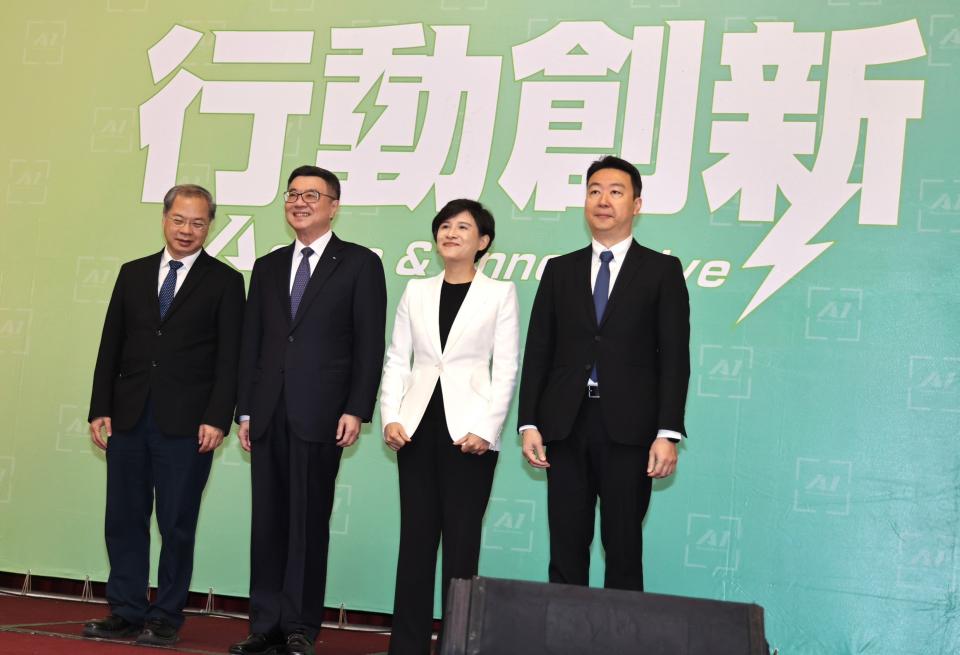 賴清德首任行政院長由卓榮泰（左2）擔任，行政院副院長由鄭麗君（右2）、秘書長龔明鑫（左）及發言人陳世凱（右）。林啟弘攝