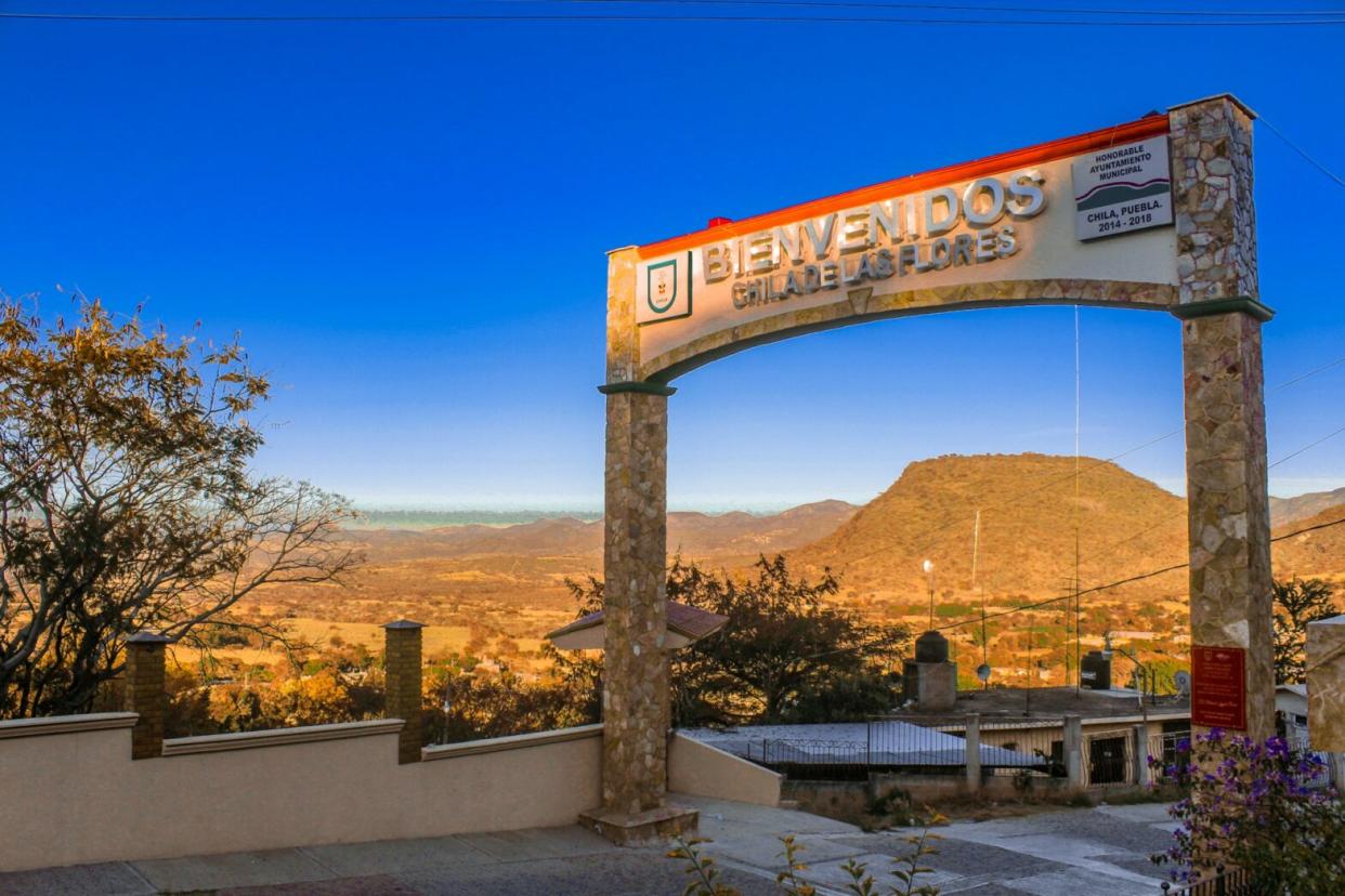 "Is Puebla Mexico Safe?" Find out here. Pictured: sign in front of beautiful sunset in Puebla.