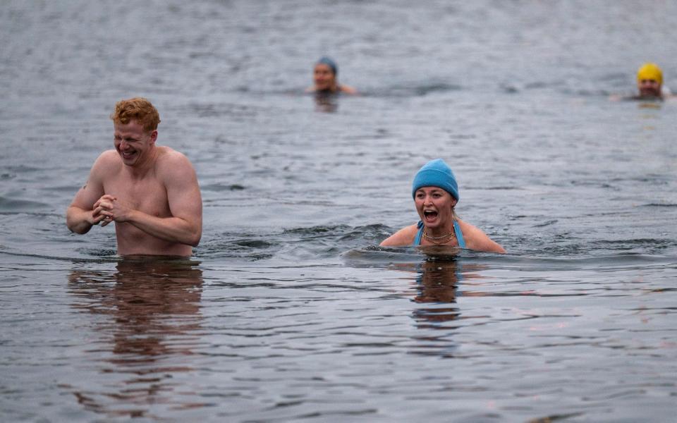 Members of the Serpentine Swimming Club take to the lido on a very cold Friday morning - Paul Grover for the Telegraph