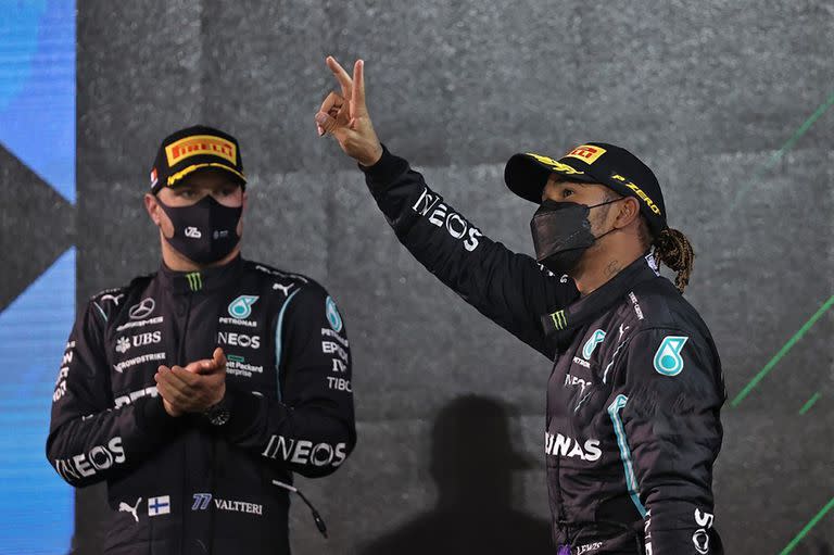 Valtteri Bottas aplaude a su compañero Lewis Hamilton en el podio de Bahrein; el finlandés recibió el apoyo del séptuple campeón y de Toto Wolff, después de los rumores sobre un reemplazo a mitad de la temporada