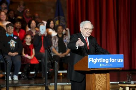 Warren Buffet speaks to U.S. Democratic presidential candidate Hillary Clinton supporters during a campaign rally in Omaha, Nebraska, December 16, 2015. REUTERS/Lane Hickenbottom