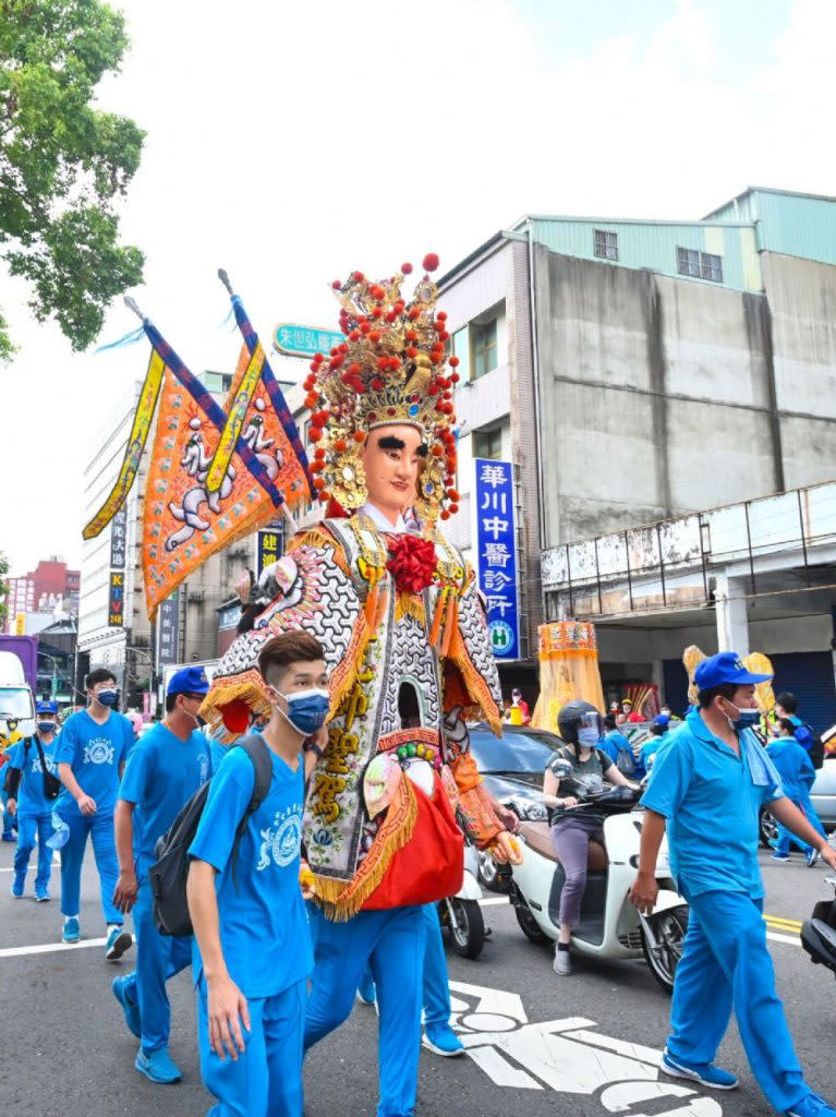 中壢區慈惠堂金母娘娘祈福遶境活動很是熱鬧，鄰近宮廟也有不少信徒參與。（記者丘安翻攝）