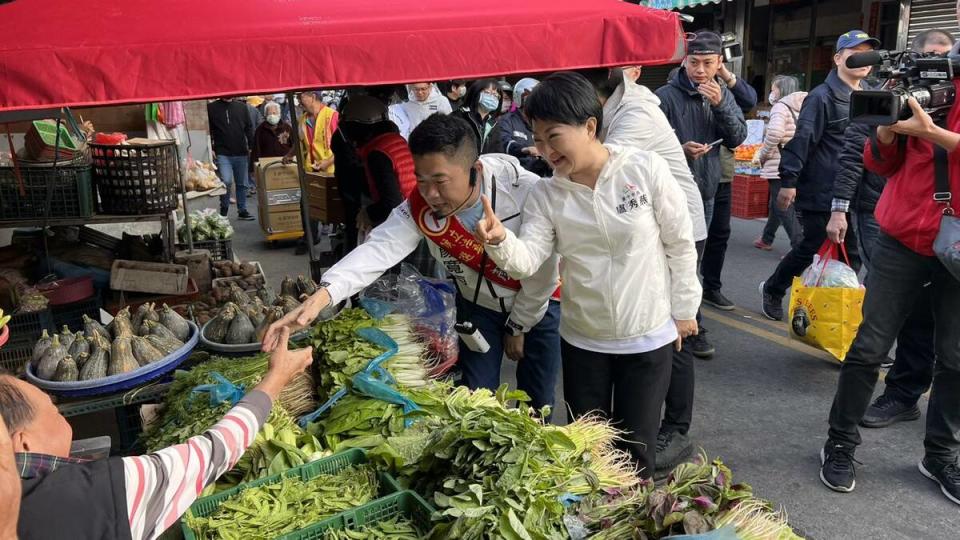 台中市長盧秀燕（前排右起）與立委顏寬恒家族關係良好，輔選不遺餘力。   圖：翻攝自顏寬恒臉書