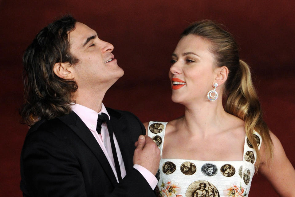 Años después el actor confesó que había roto su amistad tóxica con Casey Affleck y superado sus problemas con el alcohol. En la fotografía, en la <em>premiere</em> de ‘Her’ (2013) en Roma con Scarlett Johansson. (Foto: Alessandra Benedetti / Corbis / Getty Images).