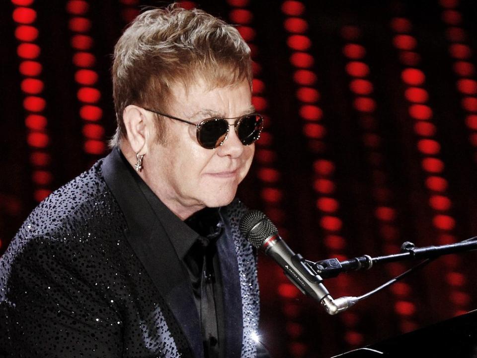 Elton John fällt kurz nach seinem Bühnen-Comeback wieder aus. (Bild: Andrea Raffin/Shutterstock.com)