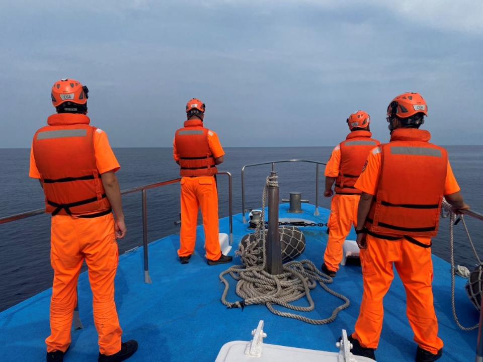 巡護七號巡護船今天（8日）前往貓鼻頭西南方海域搜尋失聯的「鴻興漁號」漁船。（圖：海巡署提供）