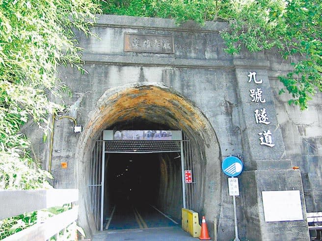 后豐鐵馬道九號隧道南口，題有「氣象雄深」，為日人開鑿時留下的印記。（王文吉攝）