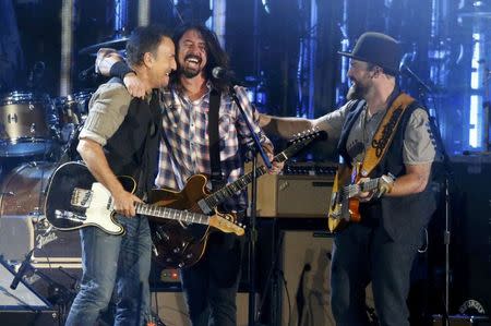 Musicians Bruce Springsteen (L), Dave Grohl and Zac Brown (R) perform during The Concert for Valor on the National Mall on Veterans' Day in Washington, November 11, 2014. REUTERS/Jonathan Ernst