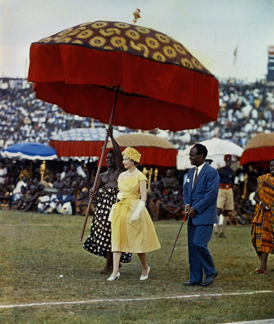 Queen Elizabeth wearing yellow in ghana