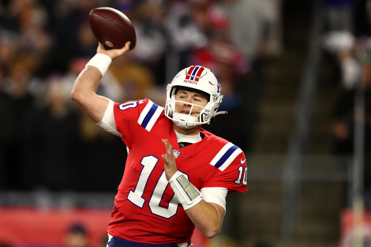 FOXBOROUGH, MASSACHUSETTS - DECEMBER 01: Quarterback Mac Jones #10 of the New England Patriots throws a second quarter pass against the Buffalo Bills at Gillette Stadium on December 01, 2022 in Foxborough, Massachusetts. (Photo by Adam Glanzman/Getty Images)