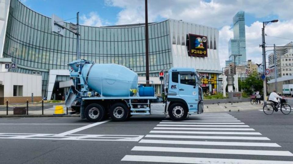 有名網友分享在日本看到一台乾淨水泥車。（圖／翻攝自PTT）