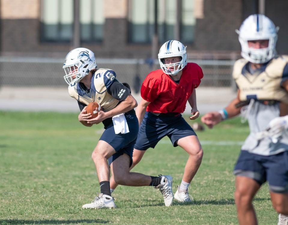 Jake Frazetta (2) takes the handoff during football practice at Gulf Breeze High School on Thursday, Aug. 3, 2023.