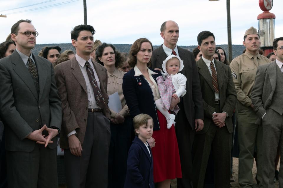 OPPENHEIMER, front, from left: Christopher Denham as Klaus Fuchs, Seth Neddermeyer as Devon Bostick, Emily Blunt as Kitty Oppenheimer, Gustaf Skarsgard as Hans Bethe, Josh Peck as Kenneth Bainbridge, 2023.  ph: Melinda Sue Gordon / © Universal Pictures / Courtesy Everett Collection